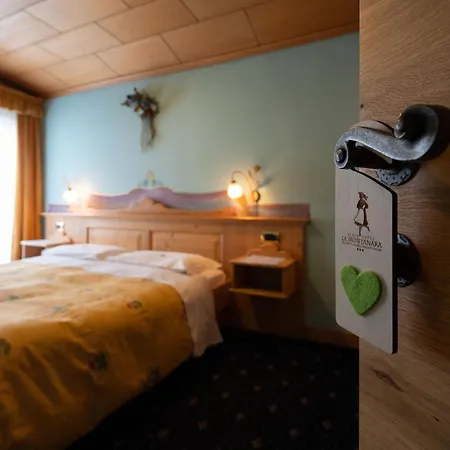 Alpenhotel La Montanara ホテル ロッカ・ピエートレ